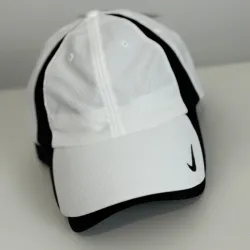 Gorra blanca y negra Nike