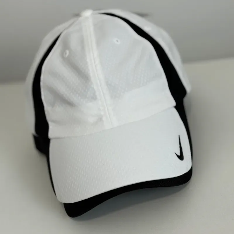 Gorra blanca y negra Nike