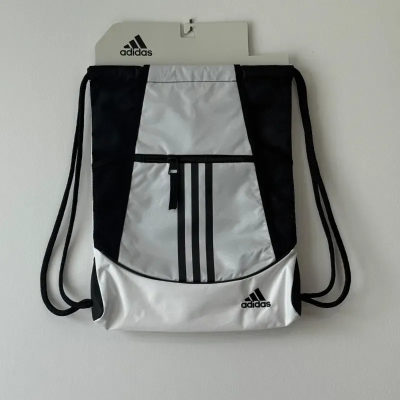 Mochila pequeña blanca y negra