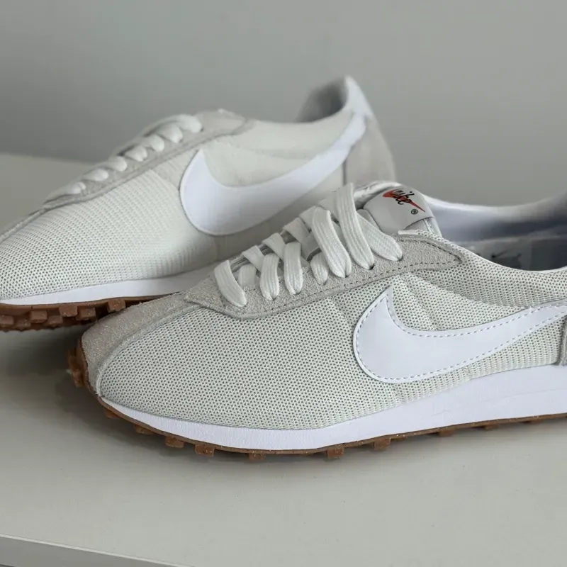 Tenis Blancos y Beige Nike