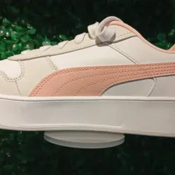 Tenis blancos y rosados