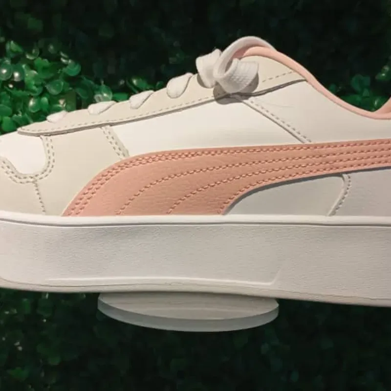 Tenis blancos y rosados