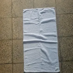 Toalla blanca mediana