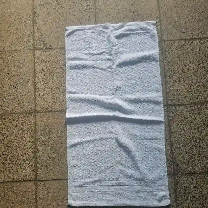 Toalla blanca mediana
