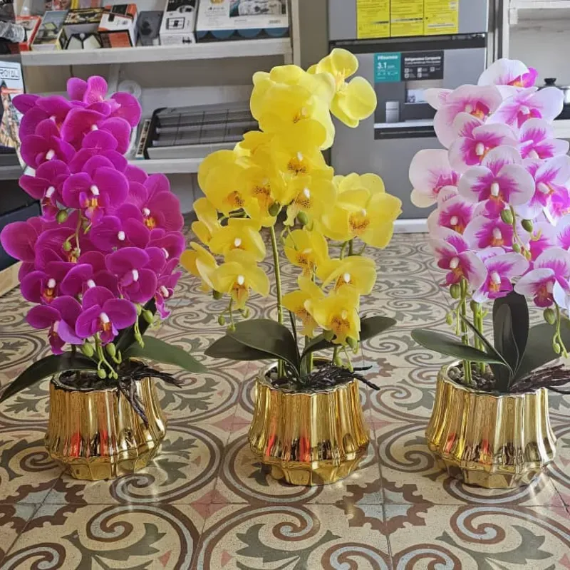 Masetas doradas de orquídeas artificiales 