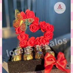 Caja con bombones y flores 
