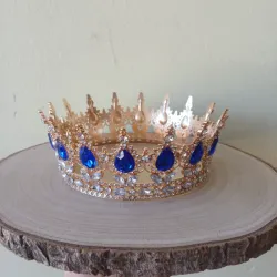 Corona dorada de piedras azules