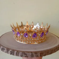 Corona dorada de piedras moradas