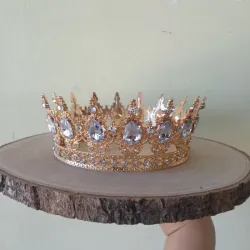 Corona dorada de piedras plateadas