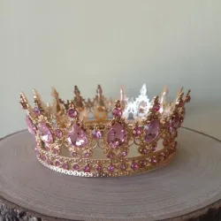 Corona dorada de piedras rosadas