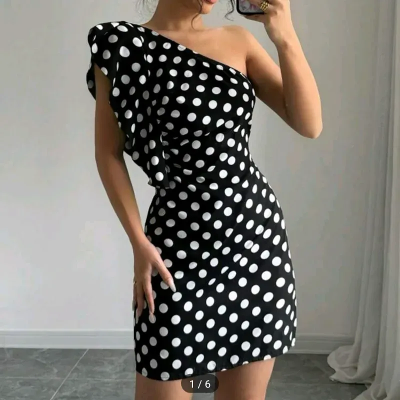 Vestido corto negro de bolas blancas. Talla S