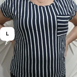 Blusa azul a listas blancas