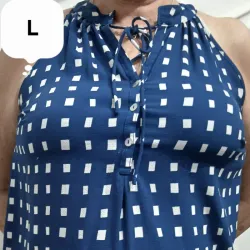 Blusa azul con cusdros blancos