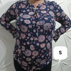 Blusa azul mangas largas estampada en rosado