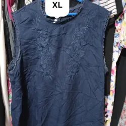 Blusa azul marino bordada de hilo sin mangas