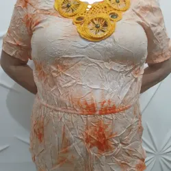 Blusa bambula naranja con adornos amarillos