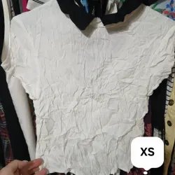 Blusa blanca con cuello negro