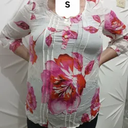 Blusa blanca con flores moradas