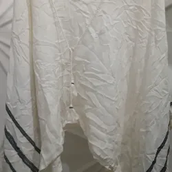 Blusa blanca flecos playa