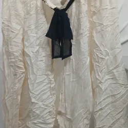 Blusa con lazo negro