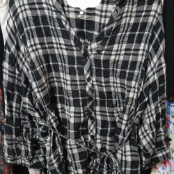 Blusa de hilo a cuadris negros y blancos