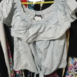 Blusa de mezclilla clara con vuelo en hombros y se amarra