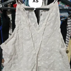 Blusa de tirantes blanca de hilo y tira bordada