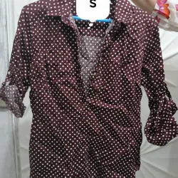 Blusa marron con bolas blancas