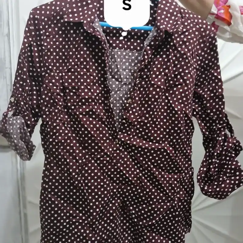 Blusa marron con bolas blancas