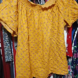 Blusa mostaza con bolas carmelitas