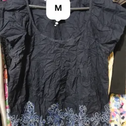 Blusa negra bordada en azul de hilo