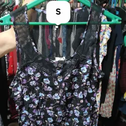 Blusa negra estampado en violeta