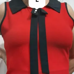 Blusa roja con corbata negra
