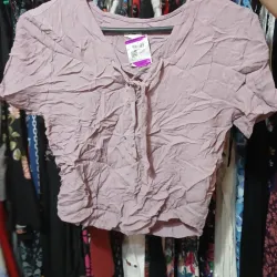 Blusa rosa pastel corta