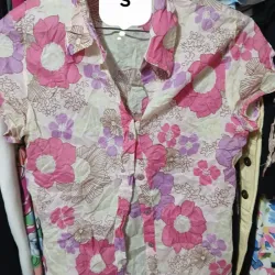 Blusa tipo camisa M/C floreada de hilo