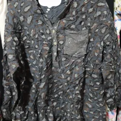 Camisa gris estampada en carmelita