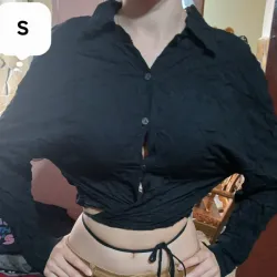 Camisa negra corta con amarre a la cintura