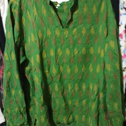 Camisa verde con  estampados