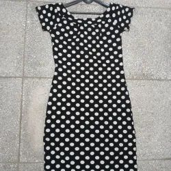 Vestido negro con bolas blancas