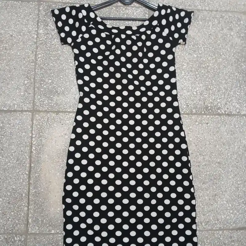 Vestido negro con bolas blancas