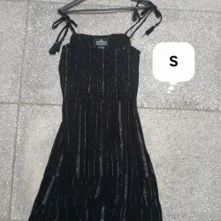 Vestido negro de tirantes con brillos