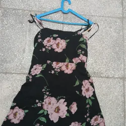 Vestido negro floreado de niña