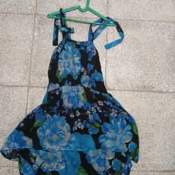 Vestido negro floreado en azul