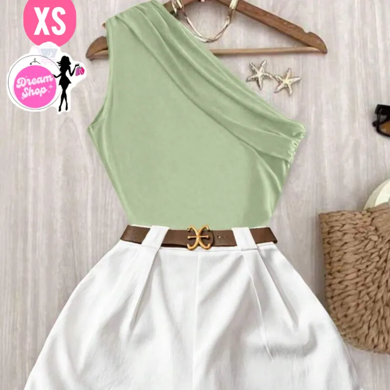 Conjunto de short y blusa (no incluye el cinto)