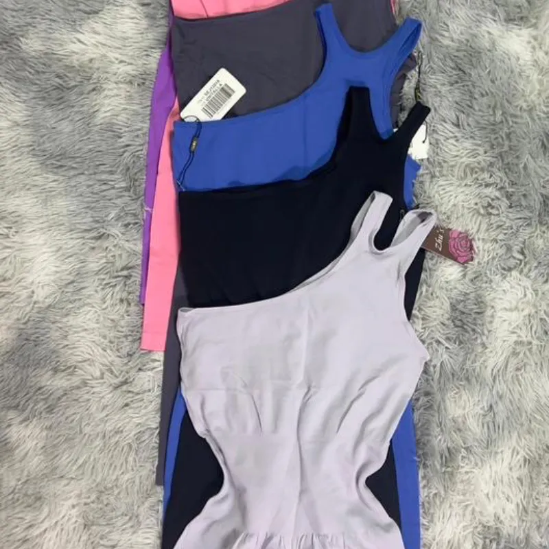 Mono enterizo corto con tirante en un solo hombro