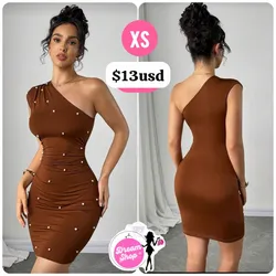 Vestido corto de una manga con incrustaciones de perlas