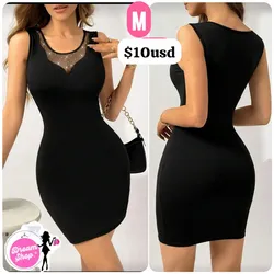 Vestido negro corto sencillo con detalles en el cuello