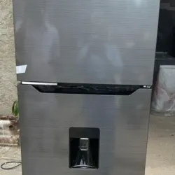 Refrigerador Royal de 11 pies con dispensador en la puerta 