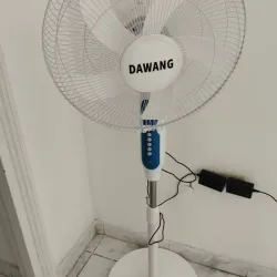 Ventilador recargable de pedestal 
