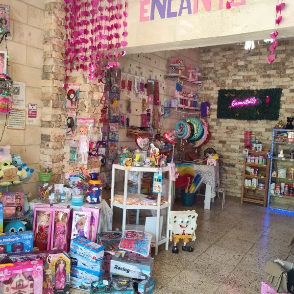 Tienda mixta. Venta de artículos variados, juguetes, artículos para fiestas, productos de higiene personal, cuidado y belleza, calzado, útiles para el hogar, artículos escolares, carteras, mochilas, regalos personalizados y más